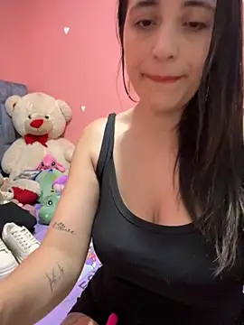 Snapshot of GiaDuque chatting on 5, 11, 2025 GiaDuque online show from 5, 11, 2025