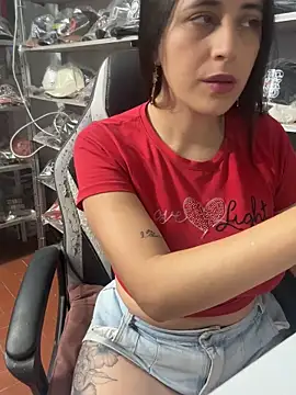 Snapshot of GiaDuque chatting on 8, 10, 2025 GiaDuque online show from 8, 10, 2025