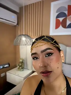 Snapshot of noa_moon chatting on 5, 6, 2026 noa moon online show from 5, 6, 2026