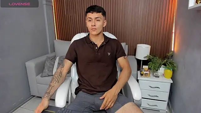 Snapshot of Leo_santoro chatting on 20, 11, 2025 Leo santoro online show from 20, 11, 2025