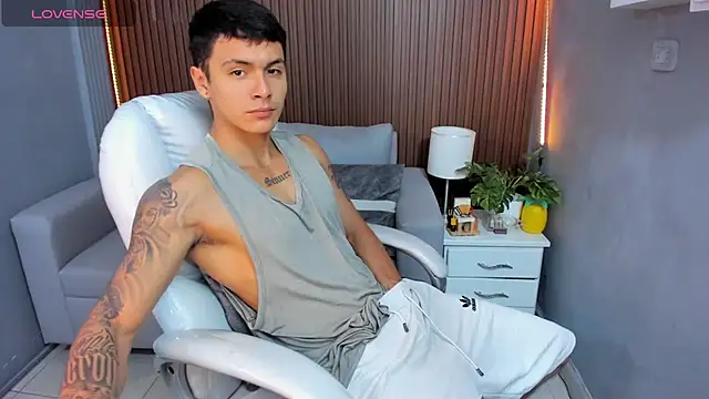 Snapshot of Leo_santoro chatting on 14, 11, 2025 Leo santoro online show from 14, 11, 2025