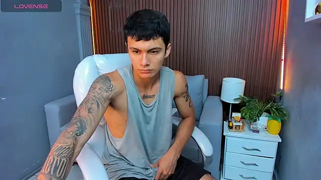 Snapshot of Leo_santoro chatting on 17, 11, 2025 Leo santoro online show from 17, 11, 2025