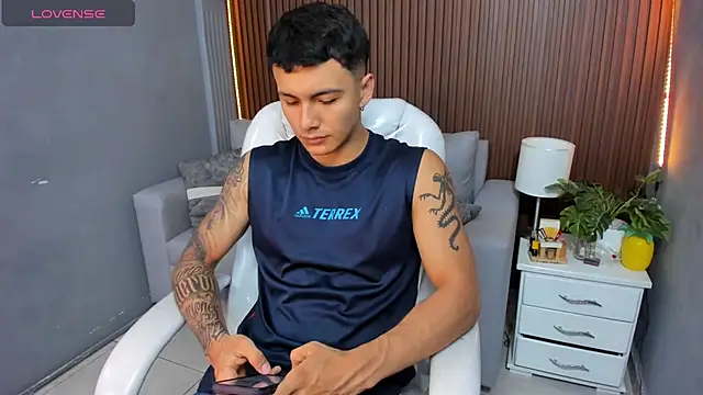 Snapshot of Leo_santoro chatting on 22, 11, 2025 Leo santoro online show from 22, 11, 2025