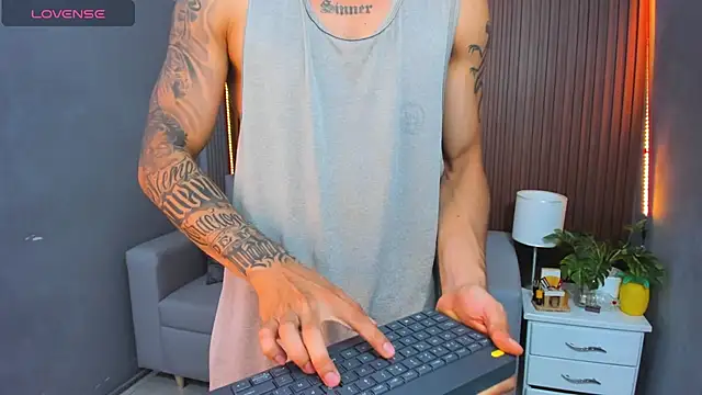 Snapshot of Leo_santoro chatting on 25, 11, 2025 Leo santoro online show from 25, 11, 2025