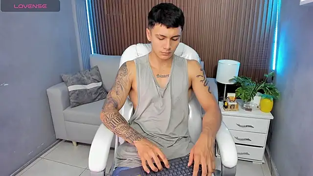 Snapshot of Leo_santoro chatting on 27, 11, 2025 Leo santoro online show from 27, 11, 2025