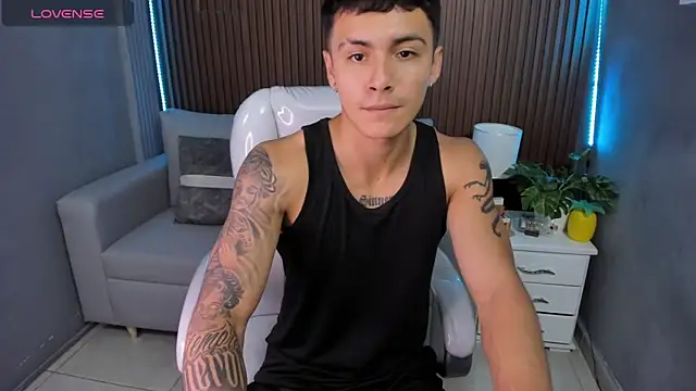 Snapshot of Leo_santoro chatting on 28, 11, 2025 Leo santoro online show from 28, 11, 2025