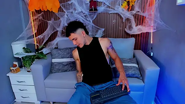 Snapshot of Leo_santoro chatting on 17, 10, 2025 Leo santoro online show from 17, 10, 2025