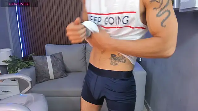 Snapshot of Leo_santoro chatting on 8, 11, 2025 Leo santoro online show from 8, 11, 2025