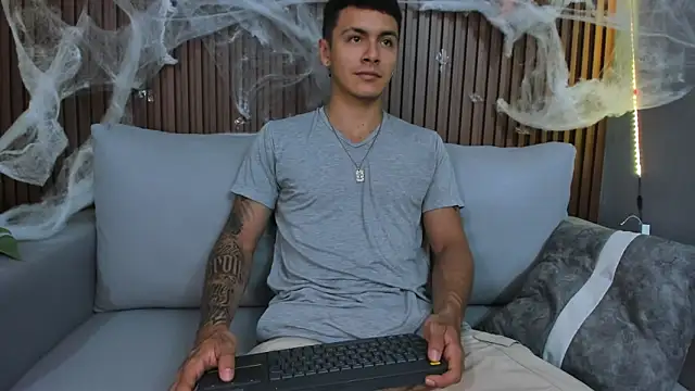 Snapshot of Leo_santoro chatting on 1, 11, 2025 Leo santoro online show from 1, 11, 2025