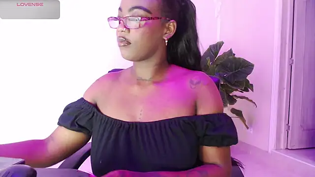 Snapshot of ReinaMiah chatting on 2, 11, 2025 ReinaMiah online show from 2, 11, 2025