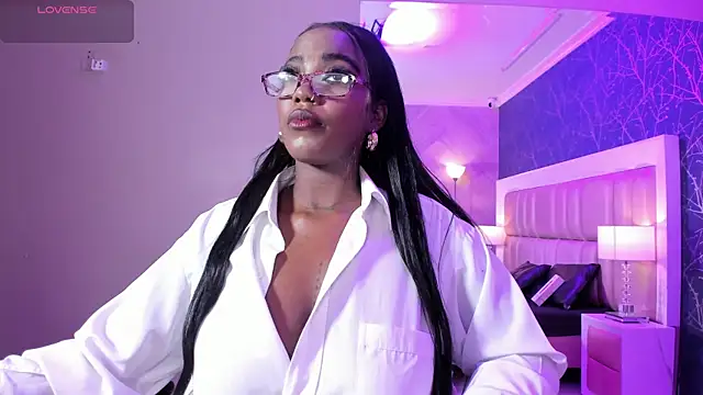 Snapshot of ReinaMiah chatting on 9, 11, 2025 ReinaMiah online show from 9, 11, 2025