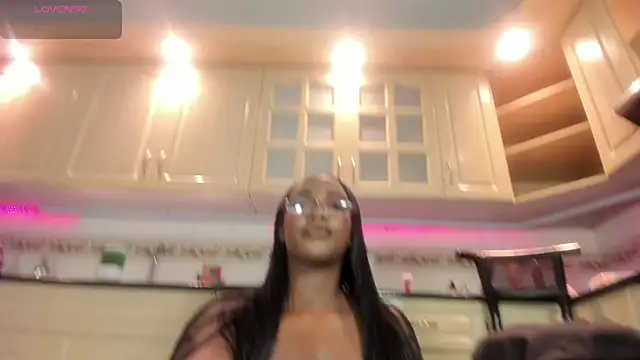 Snapshot of ReinaMiah chatting on 7, 11, 2025 ReinaMiah online show from 7, 11, 2025