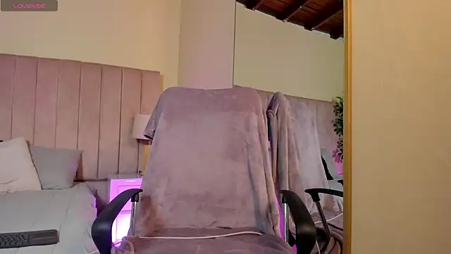 Mia mtnz02 online show from 11, 9, 2025