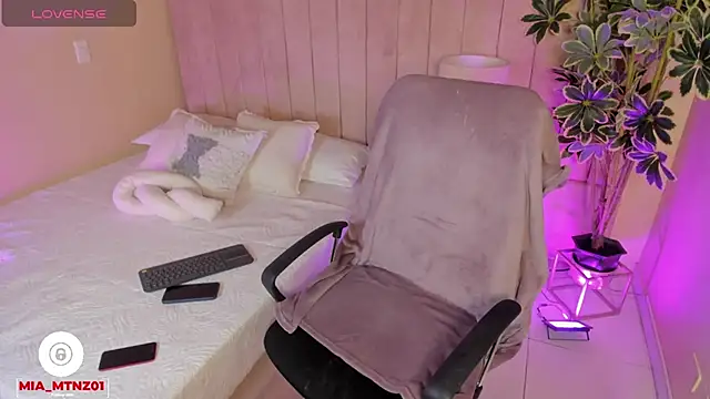 Mia mtnz02 online show from 10, 11, 2025