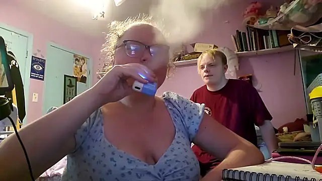 Snapshot of KadiSparkle chatting on 22, 4, 2026 KadiSparkle online show from 22, 4, 2026