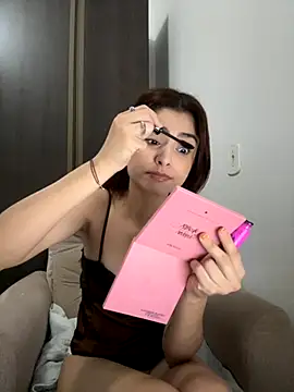 Snapshot of MarianaNinfa chatting on 18, 10, 2025 MarianaNinfa online show from 18, 10, 2025