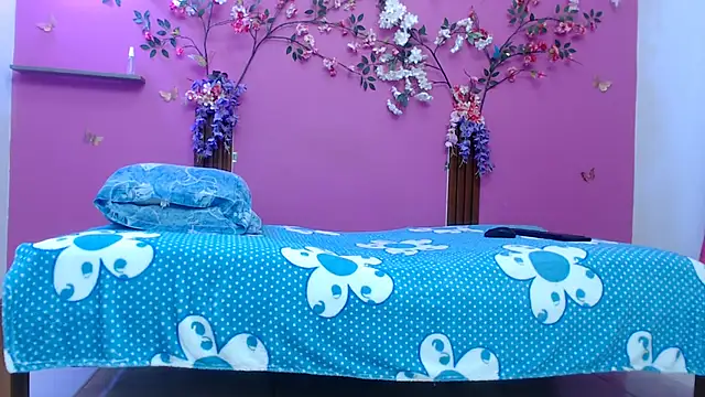 Snapshot of skinnybarbie022 chatting on 8, 6, 2026 skinnybarbie022 online show from 8, 6, 2026