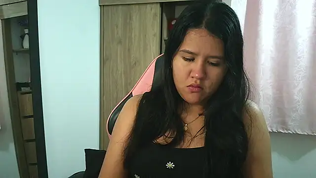 Snapshot of Oliviawatson1 chatting on 4, 12, 2025 Oliviawatson1 online show from 4, 12, 2025