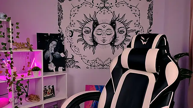 Charlotte Colinss online show from 17, 9, 2025