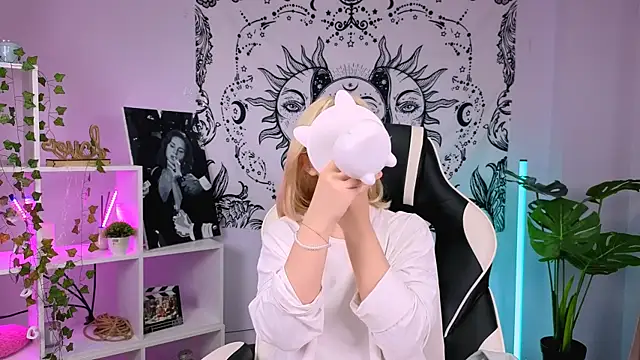 Charlotte Colinss online show from 23, 9, 2025