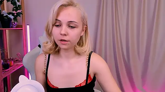 Charlotte Colinss online show from 12, 10, 2025