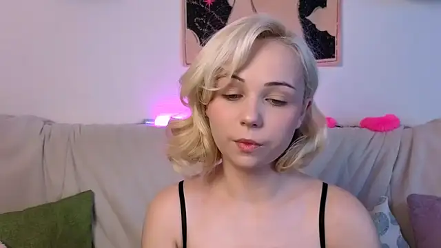 Charlotte Colinss online show from 17, 10, 2025