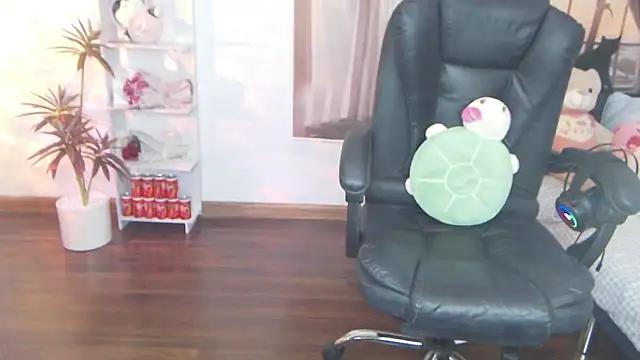 Suzie Wet Cave online show from 25, 9, 2025