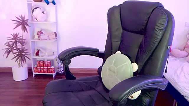 Suzie Wet Cave online show from 3, 10, 2025