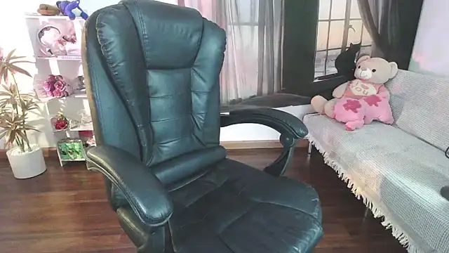 Suzie Wet Cave online show from 2, 11, 2025