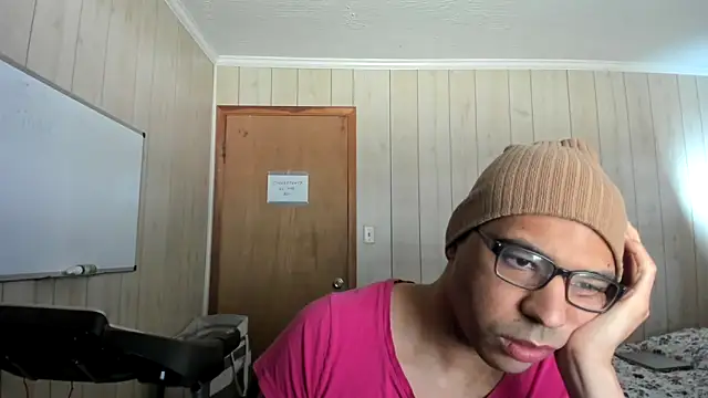 Snapshot of NaturalBeautyQueen chatting on 14, 10, 2025 NaturalBeautyQueen online show from 14, 10, 2025