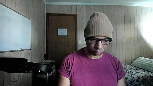 Snapshot of NaturalBeautyQueen chatting on 10, 10, 2025 NaturalBeautyQueen online show from 10, 10, 2025