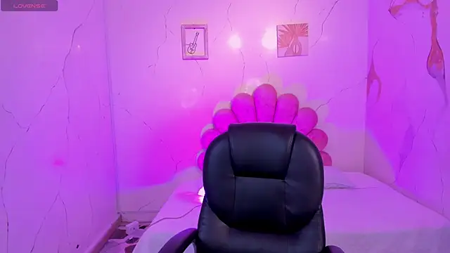 NahomiRichards  online show from 11, 6, 2026