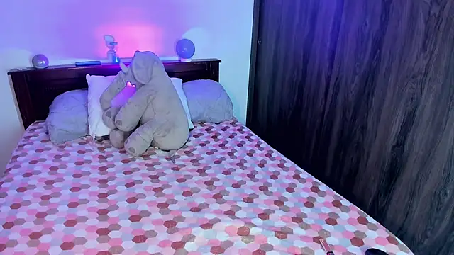 Flora Minx online show from 29, 10, 2025