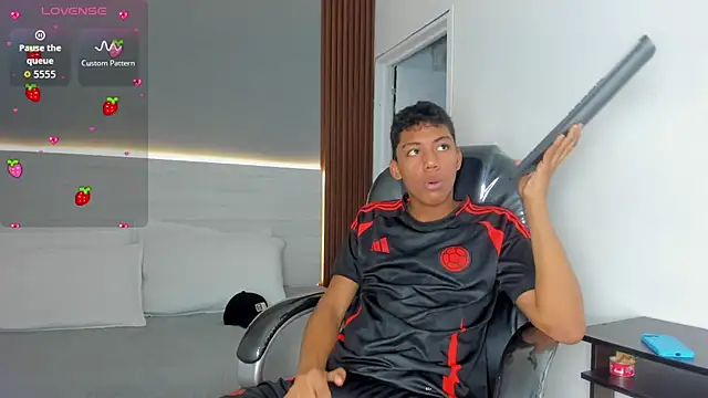 Brunette  boy online show from 16, 1, 2026