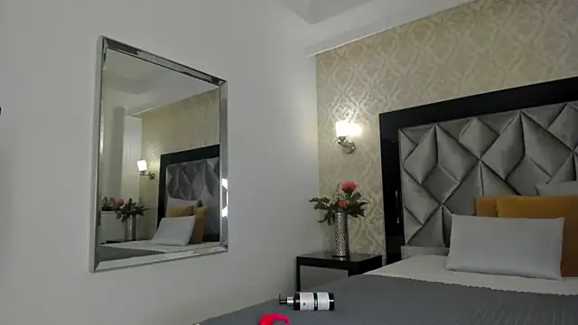 Layla Mackenzie online show from 6, 10, 2025