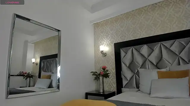 Layla Mackenzie online show from 4, 10, 2025