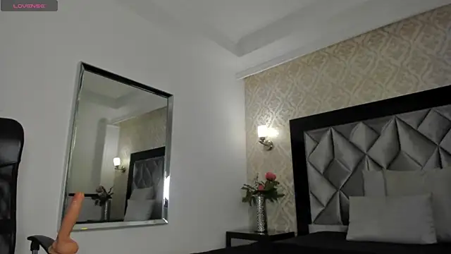 Layla Mackenzie online show from 27, 9, 2025