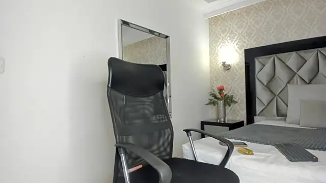 Layla Mackenzie online show from 13, 9, 2025