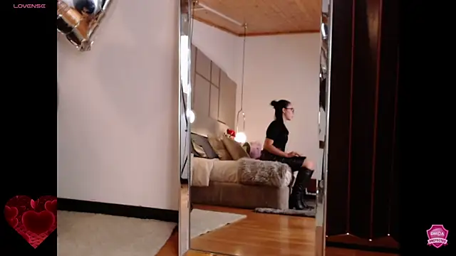 Lina Montclair online show from 19, 9, 2025