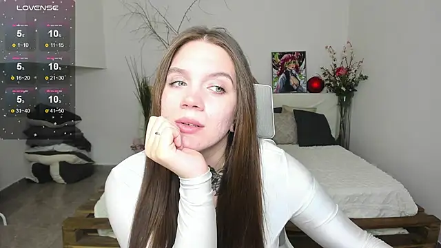 Snapshot of Luna_Ver chatting on 13, 10, 2025 Luna Ver online show from 13, 10, 2025