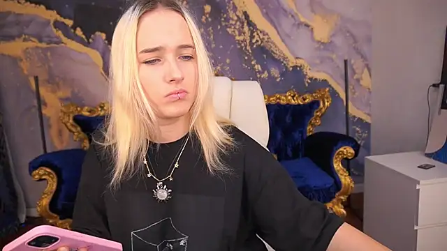 LilElfie online show from 9, 9, 2025