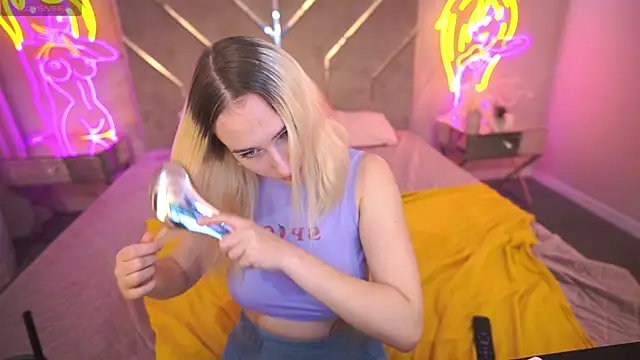 LilElfie online show from 7, 11, 2025