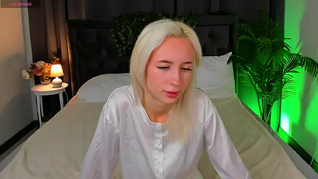 cute luucy online show from 3, 12, 2025