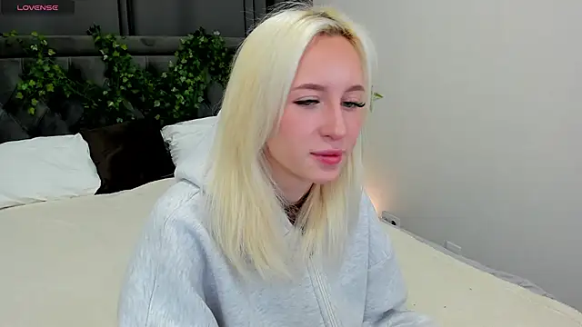 cute luucy online show from 18, 11, 2025