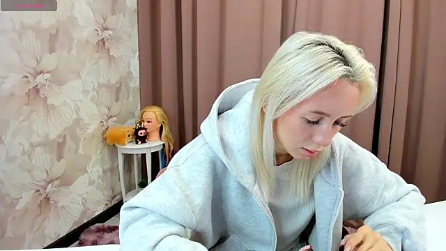 cute luucy online show from 15, 10, 2025