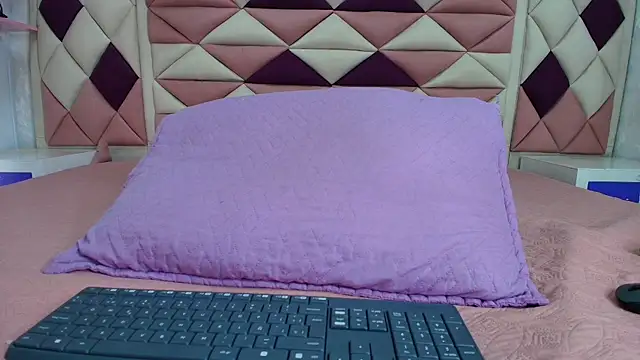 valecastro  online show from 6, 10, 2025