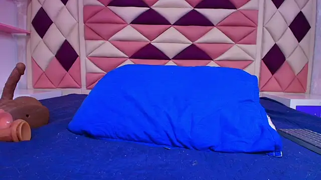 valecastro  online show from 7, 11, 2025