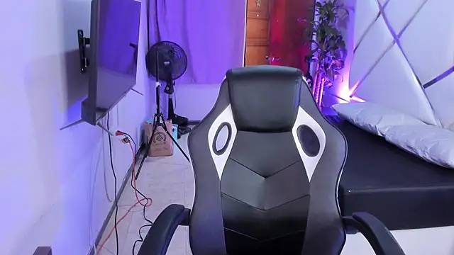 Dulce Pettit online show from 25, 10, 2025