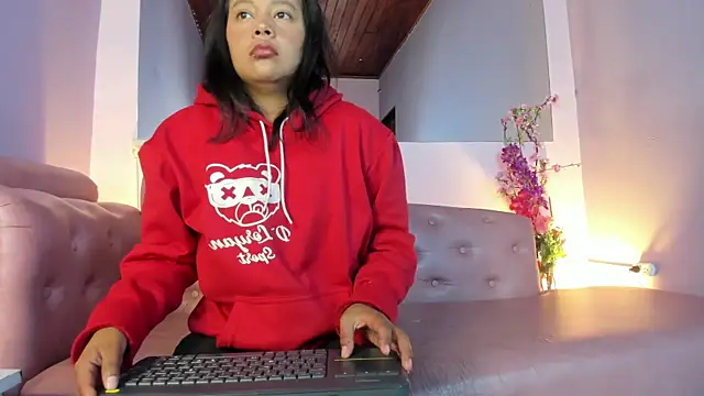 Dulce Pettit online show from 8, 10, 2025