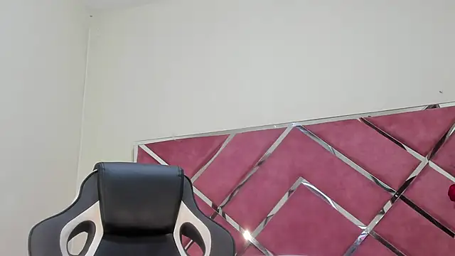 Dulce Pettit online show from 15, 10, 2025